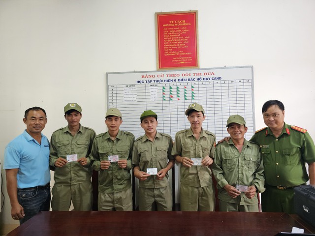 Bà Rịa - Vũng Tàu: Báo Thanh Niên trao thẻ BHYT cho lực lượng dân phòng - Ảnh 1.