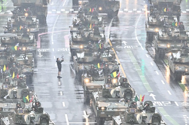 Hàn Quốc diễu binh rầm rộ, cảnh báo cứng rắn Triều Tiên - Ảnh 18.
