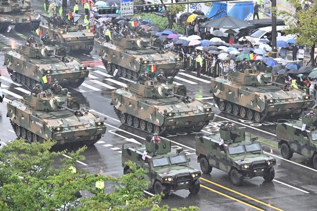 Hàn Quốc diễu binh rầm rộ, cảnh báo cứng rắn Triều Tiên - Ảnh 11.