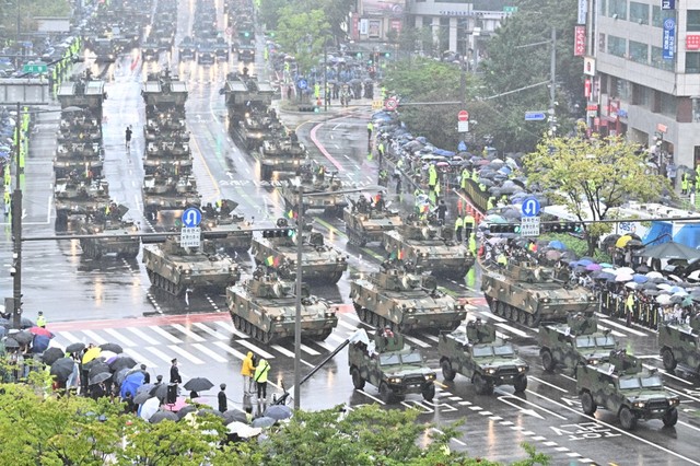 Hàn Quốc diễu binh rầm rộ, cảnh báo cứng rắn Triều Tiên - Ảnh 10.