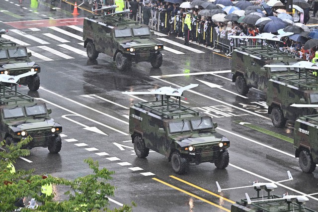 Hàn Quốc diễu binh rầm rộ, cảnh báo cứng rắn Triều Tiên - Ảnh 16.