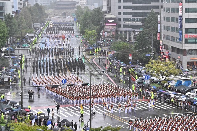 Hàn Quốc diễu binh rầm rộ, cảnh báo cứng rắn Triều Tiên - Ảnh 5.