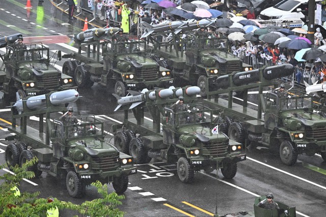 Hàn Quốc diễu binh rầm rộ, cảnh báo cứng rắn Triều Tiên - Ảnh 17.