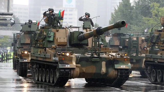 Duyệt binh quy mô lớn, Hàn Quốc tăng cường  răn đe Triều Tiên - Ảnh 1.