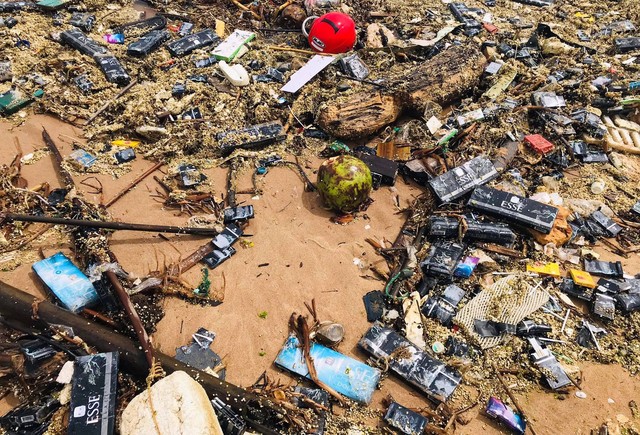 Nghệ An: Hàng ngàn bao thuốc lá ngoại dạt vào bãi biển - Ảnh 1.