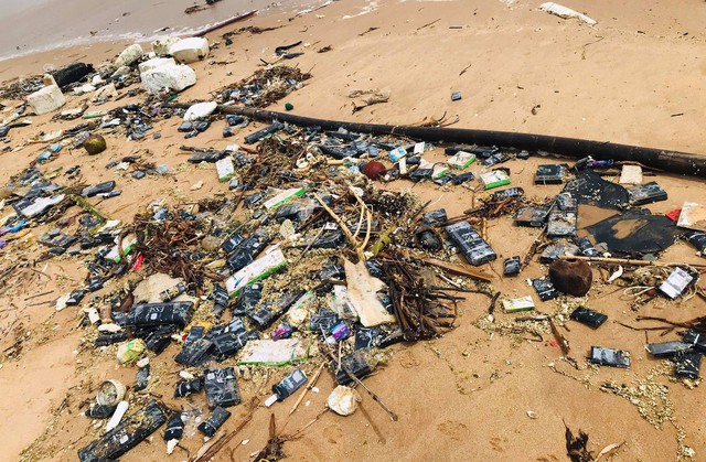 Nghệ An: Hàng ngàn bao thuốc lá ngoại dạt vào bãi biển - Ảnh 2.