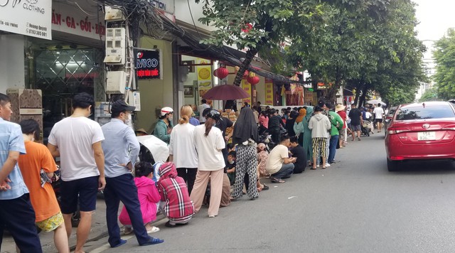 Hải Phòng: Chen nhau xếp hàng mua bán Trung Thu - Ảnh 1.