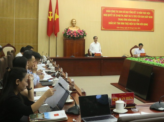 Bộ trưởng Nguyễn Kim Sơn ấn tượng với kết quả đổi mới giáo dục tại Kiên Giang - Ảnh 2.