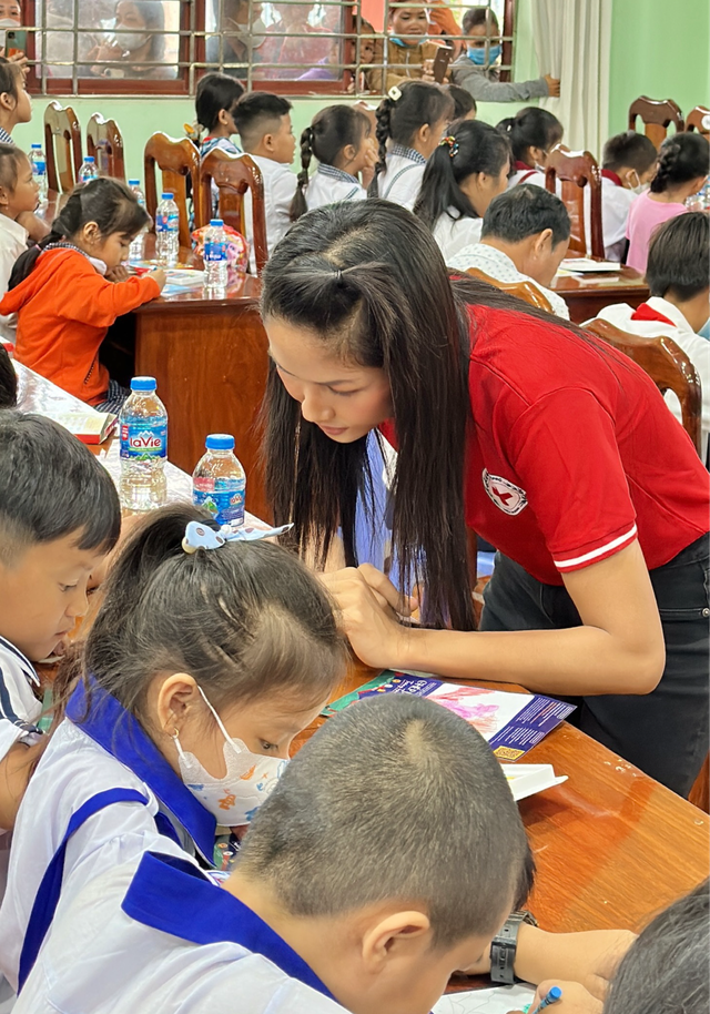 H'Hen Niê liên tục nhận bằng khen vinh danh những đóng góp vì cộng đồng  - Ảnh 3.