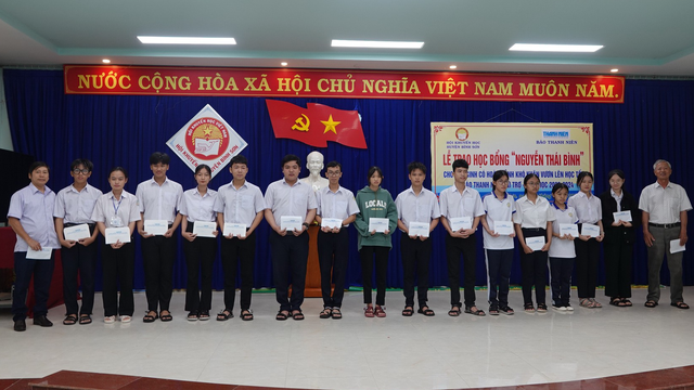 Trao học bổng Nguyễn Thái Bình - Báo Thanh Niên  cho 50 học sinh ở Quảng - Ảnh 1.