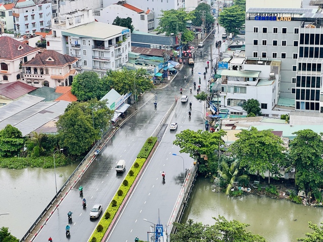 TP.HCM có thể mưa lớn cục bộ chiều nay, người dân cần đề phòng ngập nước - Ảnh 2.