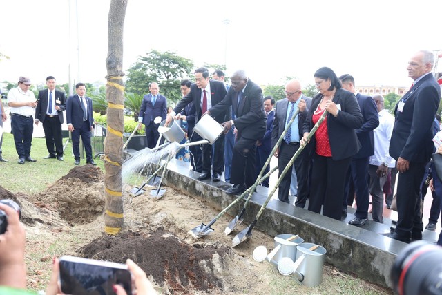 Kỷ niệm 50 năm chuyến thăm lịch sử của Fidel tới thăm vùng giải phóng Quảng Trị - Ảnh 3.