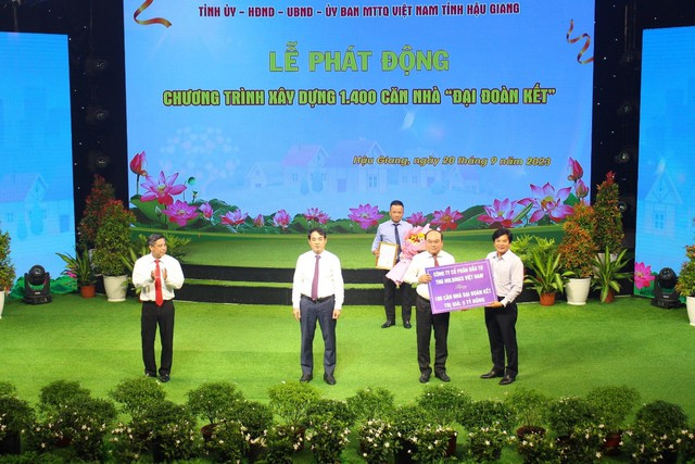 Đại diện Tập đoàn TNG Holdings Vietnam trao tặng 5 tỉ đồng cho Ủy ban MTTQ tỉnh Hậu Giang