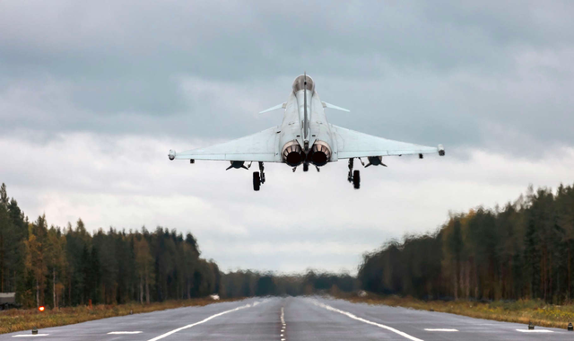 NATO tính cách phân tán máy bay sau bài học từ Ukraine? - Ảnh 1.