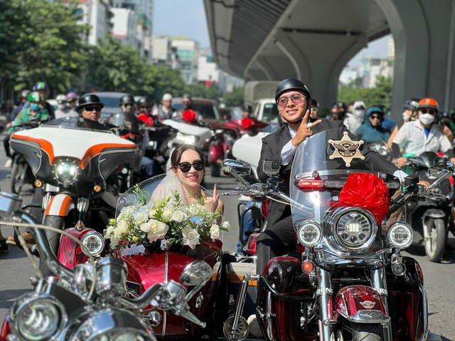 Chú rể ở Hà Nội rước dâu bằng dàn xe mô tô 20 tỉ đồng  - Ảnh 1.