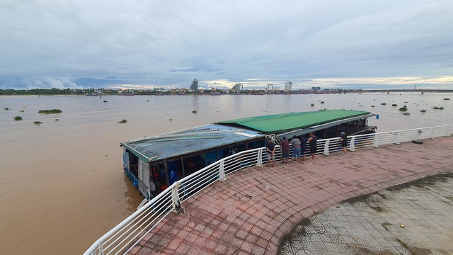 Quảng Bình: Nước lũ tràn về, nhà hàng nổi bị cuốn trôi, trụ sở xã bị ngập - Ảnh 2.