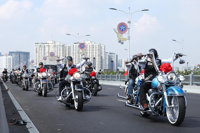 Chú rể ở Hà Nội rước dâu bằng dàn xe mô tô 20 tỉ đồng  - Ảnh 2.