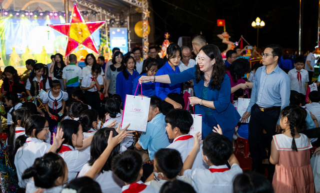 Phó chủ tịch nước Võ Thị Ánh Xuân vui tết Trung thu cùng trẻ em nghèo - Ảnh 1.