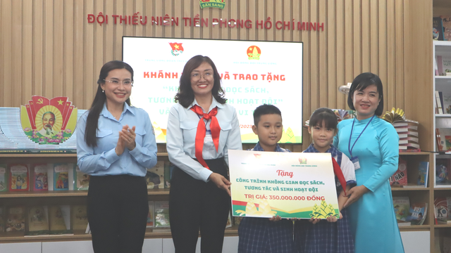 Chủ tịch nước dựkhánh thành công trình “không gian đọc sách, tương tác và sinh hoạt Đội” - Ảnh 1.