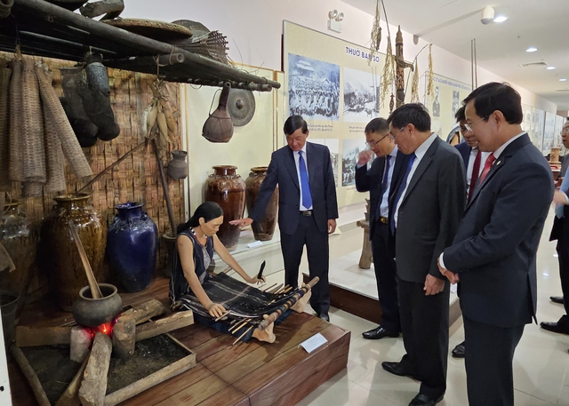 Lãnh đạo tỉnh Lâm Đồng và TP.Đà Lạt tham quan trưng bày hiện vật Đà Lạt xưa