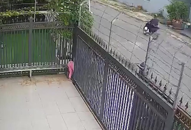 Bé gái 4 tuổi hôn mê do mắc kẹt ở cửa cổng tự động gần 5 phút - Ảnh 1.