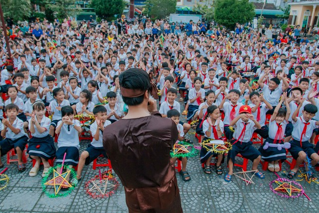 Người trẻ Quảng Bình mang Tết trung thu lên làng Cồn Sẻ - Ảnh 4.