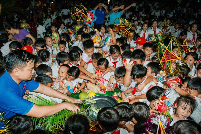 Người trẻ Quảng Bình mang Tết trung thu lên làng Cồn Sẻ - Ảnh 9.