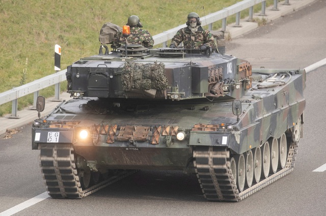 Cạn vũ khí vì viện trợ Ukraine, Đức mua lại xe tăng đã bán cho Thụy Sĩ - Ảnh 2.