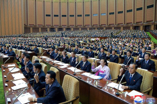 Triều Tiên sửa hiến pháp, xây dựng vị thế cường quốc hạt nhân   - Ảnh 1.
