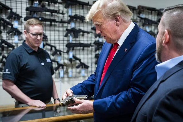 Cựu Tổng thống Trump có được mua súng?- Ảnh 1.