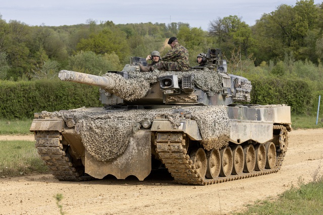 Cạn vũ khí vì viện trợ Ukraine, Đức mua lại xe tăng đã bán cho Thụy Sĩ - Ảnh 1.