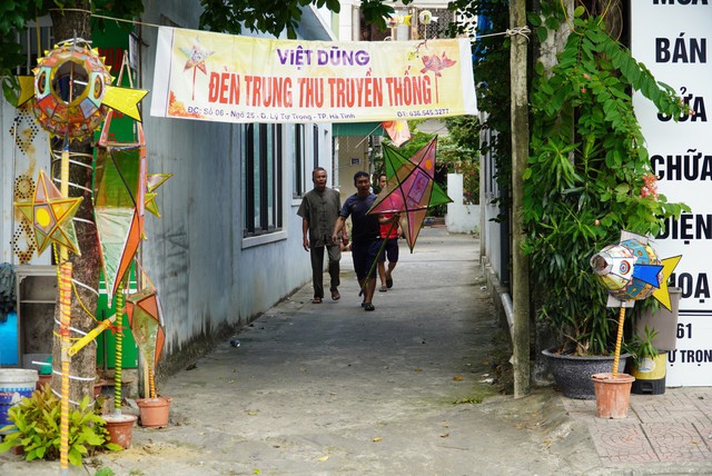 Cựu binh suốt 32 năm 'giữ hồn' cho đèn Trung thu truyền thống - Ảnh 1.