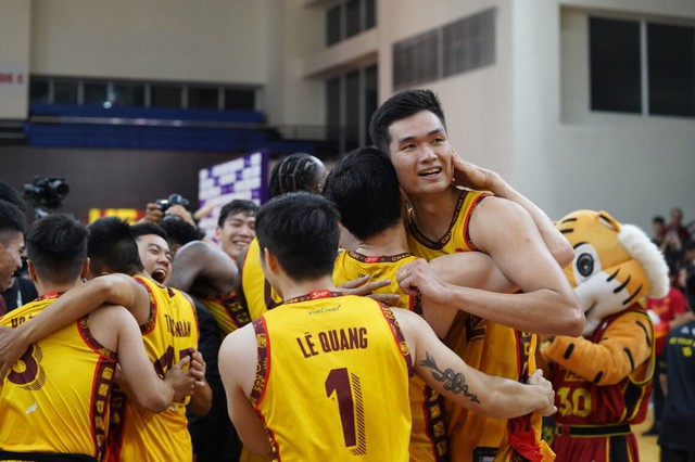 Đánh rơi chiến thắng, Nha Trang Dolphins ngậm ngùi nhìn Saigon Heat đăng quang VBA 2023 - Ảnh 3.