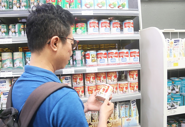 Sữa đặc Ông Thọ của Vinamilk được bán tại hệ thống siêu thị ở Quảng Châu, Trung Quốc. Ảnh: Vi Nam
