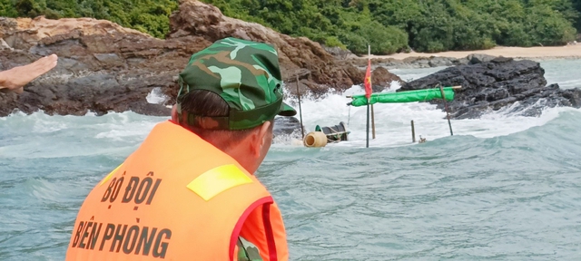 Bộ đội biên phòng Quảng Ninh cứu 3 dân bị chìm tàu  - Ảnh 1.