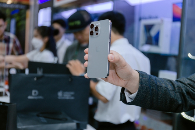 'Tưng bừng' iPhone 15 Series được mở bán chính thức tại Việt Nam - Ảnh 7.