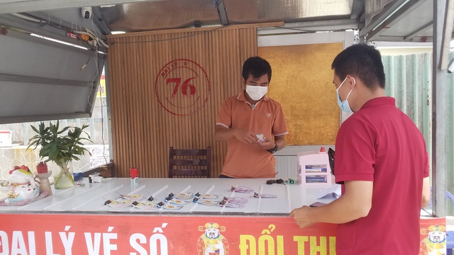 Làm rõ vụ người bán vé số bị trộm tiền, vé số ở vùng ven - Ảnh 2. Làm rõ vụ người bán vé số bị trộm tiền, vé số ở vùng ven - Ảnh 2.