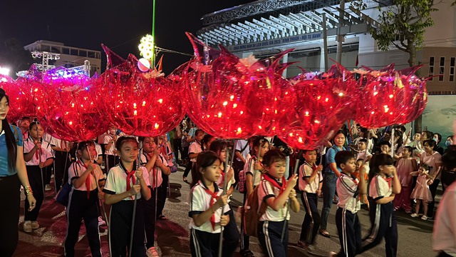 Lễ hội rước đèn trung thu Phan Thiết tái hiện sau nhiều năm phải dừng vì dịch - Ảnh 8.
