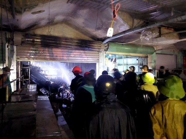 Quảng Bình: 5 quầy hàng tại chợ Ba Đồn bốc cháy trong đêm - Ảnh 1.