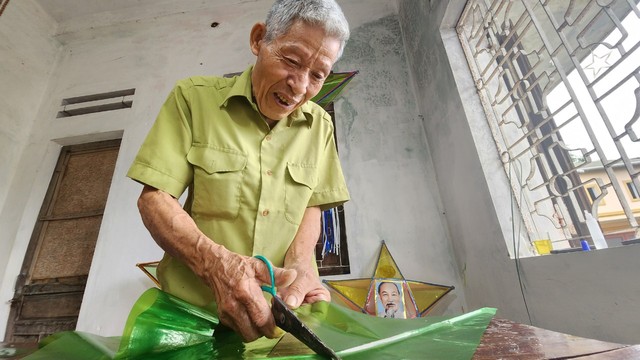 Cựu binh suốt 32 năm 'giữ hồn' cho đèn Trung thu truyền thống - Ảnh 3.