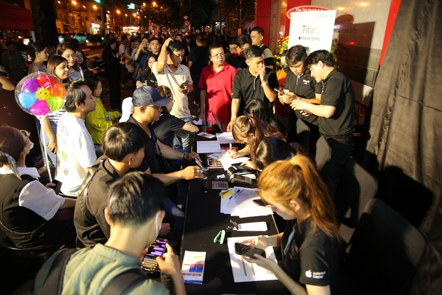 'Tưng bừng' iPhone 15 Series được mở bán chính thức tại Việt Nam - Ảnh 1.