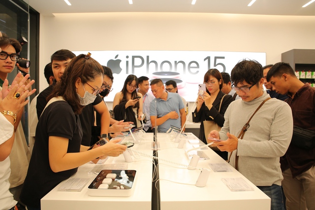 'Tưng bừng' iPhone 15 Series được mở bán chính thức tại Việt Nam - Ảnh 2.