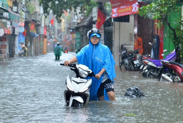 Vì sao miền Bắc, miền Trung xuất hiện đợt mưa lớn nhất từ đầu năm? - Ảnh 1.