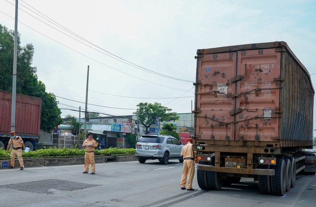 Va chạm với xe đầu kéo, người đàn ông quê Hà Tĩnh tử vong   - Ảnh 1.