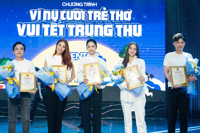 Hồ Ngọc Hà, Hương Giang... trao quà Trung thu cho trẻ em có hoàn cảnh khó khăn - Ảnh 3.