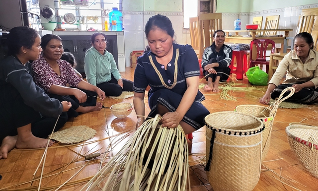 Bà Ka Ệp đã truyền dạy nghề đan lát cho rất nhiều người trong thôn  Ảnh: G.B