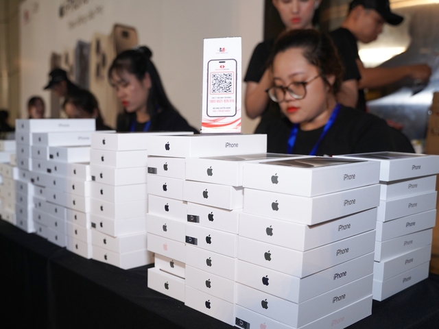'Tưng bừng' iPhone 15 Series được mở bán chính thức tại Việt Nam - Ảnh 5.