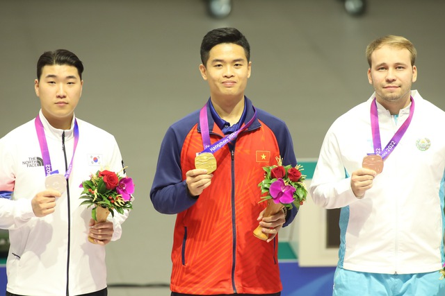 Nhà vô địch ASIAD Phạm Quang Huy tốp 1 VĐV tiêu biểu năm 2023, chuyên gia Park Chung-gun thắng lớn- Ảnh 2.