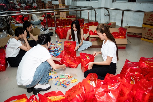 Hồ Ngọc Hà, Hương Giang... trao quà Trung thu cho trẻ em có hoàn cảnh khó khăn - Ảnh 4.