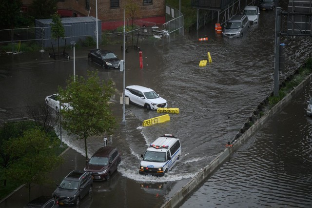 Mưa lớn nhấn chìm New York, xe nổi lềnh bềnh trong nước - Ảnh 14.